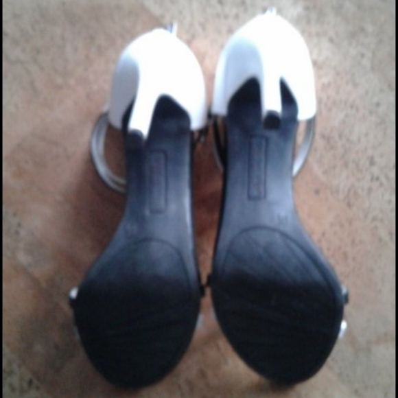 Black and white strappy shoes - Picture 5 of 7